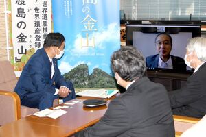 入院中の渡辺竜五佐渡市長と画面越しに面会した末松信介文科相(左)=7日、佐渡市役所