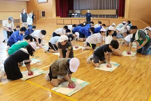 小中学生や地域住民が参加した、赤泊地区の合同防災訓練=佐渡市赤泊