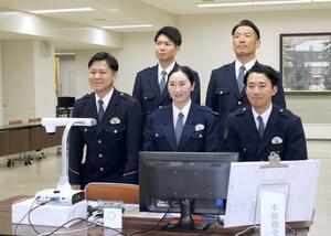 全国通信指令・無線通話技能競技会で優勝し、県警本部長から表彰されたメンバー＝新潟市中央区新光町