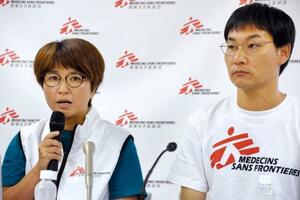 記者会見する「国境なき医師団」の中池ともみさん(左)と松田隆行さん=3日午前、東京都新宿区