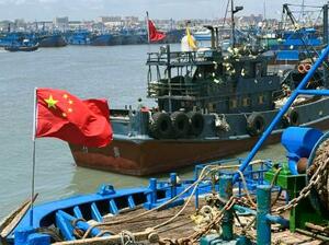 中国福建省石獅市の漁港から出港する漁船=16日(共同)