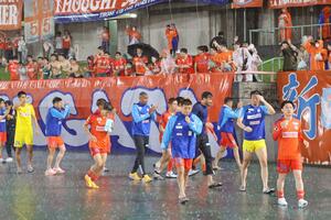 試合中止になりサポーターに挨拶する新潟の選手たち=7月12日、富山県総合運動公園陸上競技場(上越支社・大渕一洋撮影)