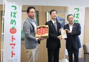 学校給食にとトマトを寄贈したJA新潟かがやきの遠藤一雄さん(右)、佐渡出荷組合の遠藤大輔さん(左)。中央は鈴木力市長=燕市吉田西太田