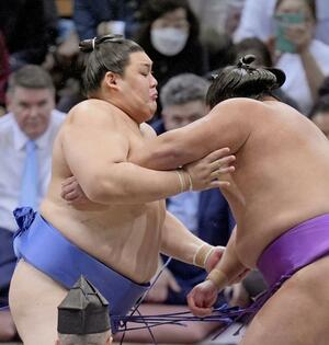 尊富士(右)を攻める大の里。押し出しで下す=福岡国際センター