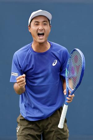 男子シングルス1回戦でポイントを奪い喜ぶ望月慎太郎=ニューヨーク(共同)