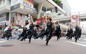 勢いのある踊りで盛り上がる「にいがた総おどり」の会場＝１３日、新潟市中央区の万代シテイ