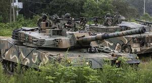米韓両軍の「乙支フリーダムシールド」の事前演習で待機する戦車=2022年8月、韓国北部・坡州市(聯合=共同)