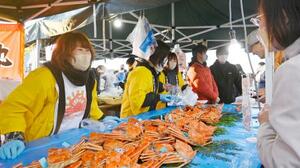 　宮城県名取市のゆりあげ港朝市で開催された「輪島かにまつり」＝２３日午前