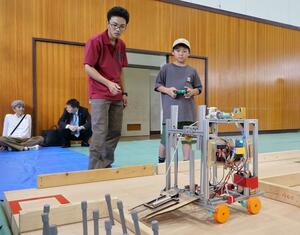 子どもたちが、ロボットの操作体験などを楽しんだ「工業教育フェスタ」=上越市本城町