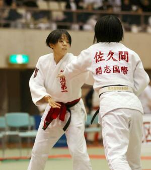 女子団体決勝　一本勝ちで優勝に貢献した新潟第一の先鋒、藤川裕奈（左）＝鳥屋野総合体育館
