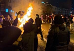 　イランの首都テヘランで、反政府デモに参加する人々＝１月９日（ＡＰ＝共同）