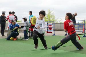 スポーツ体験キャラバンでラグビーを楽しむ子どもたち=4日、新潟市中央区清五郎