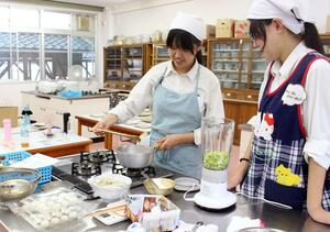 摂田屋地区で造られたみそなどを使って調理する長岡農業高の生徒=長岡市曲新町3