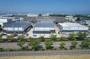 中越運送の上越第2ロジスティクスセンター敷地内に増設した危険物低温倉庫(手前左から2棟)=上越市頸城区(中越運送提供)