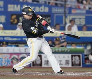 8回ソフトバンク2死満塁、山川が中越えに満塁本塁打を放つ=ZOZOマリン