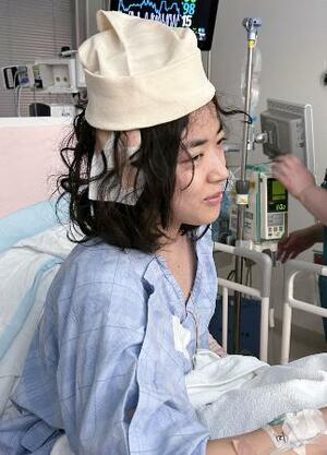 　手術翌日、ＩＣＵで治療を受ける記者＝２０２５年１２月１８日、東京都内