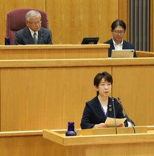 中原八一市長に代わり、提案理由を説明する野島晶子副市長=13日、新潟市議会