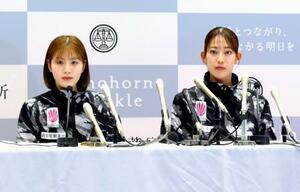 記者会見で8月の世界選手権を最後にペアを解消すると発表した志田千陽(左)と松山奈未組=8日、熊本県内