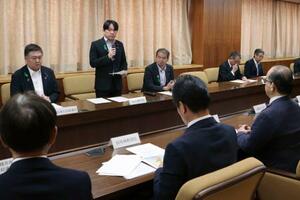 農水省で開かれた山林火災の対策本部の会議=8日午前