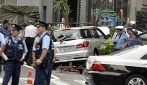 2014年6月、大阪・御堂筋を暴走し、脇道の植え込みに突っ込んだ乗用車(画像の一部を加工しています)