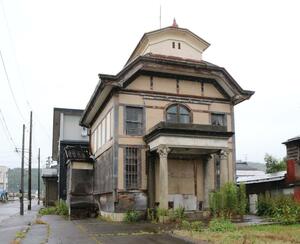 加茂市が取得を目指している旧加茂銀行の建物=7月1日、加茂市新町1