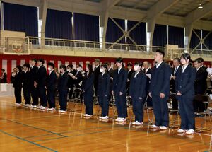 久比岐高の閉校式典で校歌を歌う在校生ら=上越市柿崎区