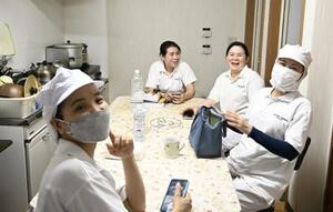 昼休憩中に田原缶詰の社宅でテーブルを囲むベトナム人技能実習生たち=2025年10月8日。千葉県銚子市