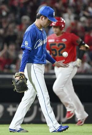 24日の広島戦で末包(右)に2ランを浴びた中日・金丸=マツダ
