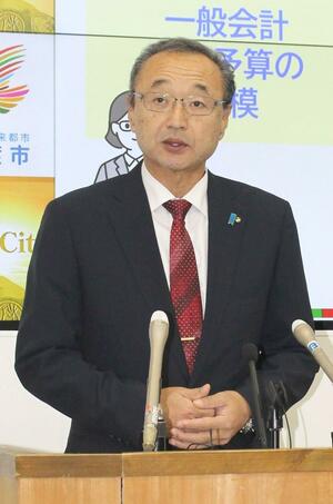 12月定例会見で説明する渡辺竜五市長=12月3日、佐渡市役所