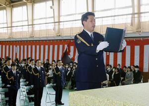 新人警察官らが決意を新たにした県警察学校の入校式=4月8日、新潟市西区