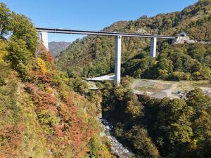 紅葉が彩る八十里越道路の5号橋梁の周辺=30日、三条市下田地域(本社小型無人機から撮影)