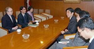 米上院議会スタッフ時代の2004年1月に当時自民党幹事長の安倍晋三(右手前から3人目)らと会談するルース(左端)=東京・永田町の自民党本部