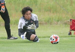 鳥栖戦に向けて調整するGK小島亨介=聖籠町