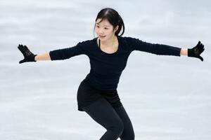 公式練習で調整するフィギュアスケート女子の中井亜美=14日、イタリア・ミラノ(共同)