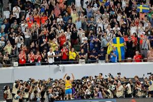 陸上の世界選手権東京大会でスタンドを埋める大勢の観客=15日夜、東京・国立競技場