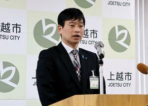 定例会見で柏崎刈羽原発の経済効果について言及する上越市の中川幹太市長=4月26日