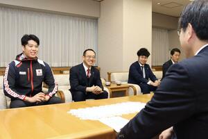 中原八一市長にパリ五輪出場を報告し、活躍を誓う水沼尚輝選手(左)=新潟市役所