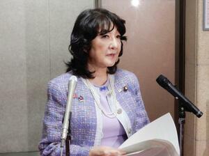 　オンライン形式のＧ７財務相会合を終え、記者会見する片山財務相＝８日夜、財務省