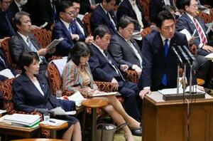 　参院予算委で答弁する小泉防衛相（手前右）。左端は高市首相＝１６日午前