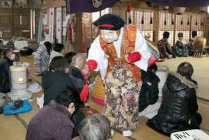 参拝者に福を授ける神主=2月7日、佐渡市新穂潟上