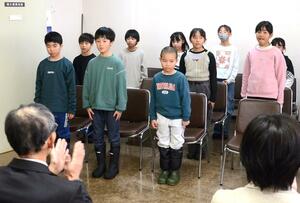 地域の農産物について学んだ成果を発表する芦ケ崎小学校3、4年生=津南町役場