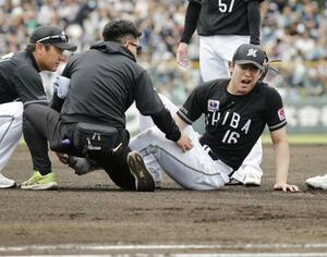 　１回、負傷し顔をしかめるロッテ・種市。このまま降板となった＝リブワーク藤崎台