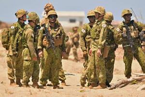 　４日、フィリピン北部ラワグで、上陸阻止訓練に参加した自衛隊員ら（共同）