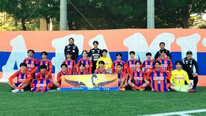 北信越プリンスリーグ1部で優勝したアルビレックス新潟U-18の選手ら(アルビレックス新潟提供)