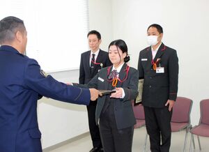 感謝状を受け取る小出郵便局職員の上村実咲さん=1月21日、魚沼市小出島