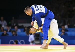 パリ五輪の柔道男子73キロ級3位決定戦でコソボ選手(上)を攻める橋本壮市。銅メダルを獲得した=パリ(共同)