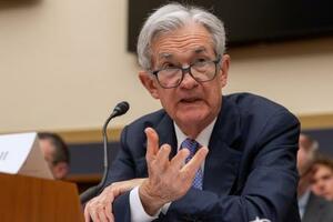 米議会下院金融委員会の公聴会で話すFRBのパウエル議長=24日、ワシントン(AP=共同)