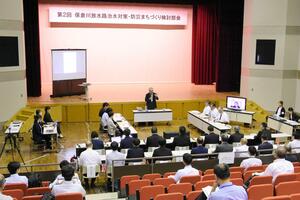 保倉川放水路の建設に向けて行う住民らへの聞き取り方法について有識者が話し合った会合=上越市頸城区百間町