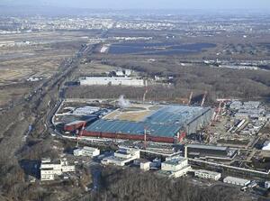 　次世代半導体の国産化を目指すラピダスの工場（手前）。左奥は北海道千歳市の市街地＝３月