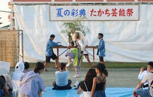 地元住民や中学生らが、鬼太鼓や文弥人形などを披露した「たかち芸能祭」=佐渡市入川